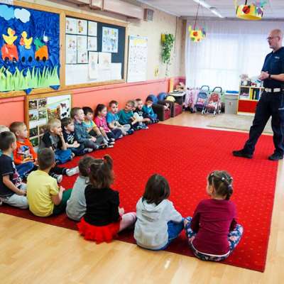 Bezpieczne zachowania już od najmłodszych lat – policjanci z wizytą w przedszkolu