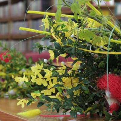 Kolorowe palmy wielkanocne w słubickiej bibliotece
